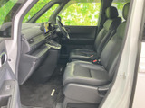 運転席周りは、機能性と快適性を追求した設計となっています。細部にまでこだわった使いやすさが魅力です。