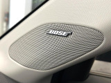【BOSEサウンドシステム】メーカーオプションの高品位サウンドシステムを搭載。専用のチューニングが施された大小様々なスピーカーから良質なサウンドが奏でられ、臨場感あふれる音響空間を演出します。