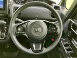 操作しやすいステアリングホイール。スムーズなハンドリングで、快適な運転をサポートします。