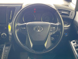 【ウッドコンビステアリング】高級感ある木目調パーツを採用した手に良く馴染むコンビハンドル。運転席廻りの雰囲気も一気に豪華になります!