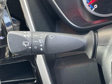 視界をクリアにするワイパーレバー。雨天時でも安心して運転できます。雨の日でも安全な視界を確保。