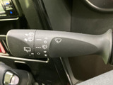 雨天時や視界不良時の運転をサポートするワイパーコントロール。レバー操作で簡単に調整でき、快適な視界を確保します。様々な天候に対応。