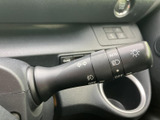 直感的な操作で、安全な車線変更をサポート。視認性の高いデザインで、周囲の車両に合図を伝えやすく、安全な走行を確保します。