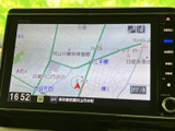 鮮明な地図表示で、スムーズなルート検索をサポート。渋滞情報なども確認でき、安心して目的地へ向かうことができます。