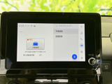 カメラ映像や各種情報を鮮明に表示します。操作画面も見やすく、スムーズに情報にアクセスできます。運転中の確認をサポートする機能が充実しています。