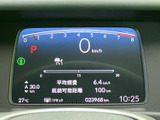 スタイリッシュなデザインで、視認性の高いメーターを搭載。重要な情報を一目で確認できます。