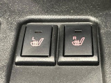 【シートヒーター&ベンチレーション】夏場は涼しい風でお尻や背中の熱やムレを防ぎ、冬はエアコンよりも早く温まってポカポカに!季節を問わず快適に過ごせます。
