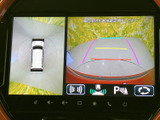 バックカメラの映像を表示し、後退時の安全を確保。狭い場所での駐車や車庫入れも安心して行えます。
