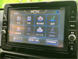 目的地設定や音楽再生など、多彩な機能を備えたナビ・オーディオ。スムーズな操作で快適なドライブをサポートします。詳細な地図情報も魅力です。