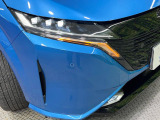 【LEDヘッドライト】悪天候や夜間走行時も良好な視界を確保し安心して運転できる高輝度LEDヘッドライトを装備!点灯速度が早く、消費電力も抑えられています。