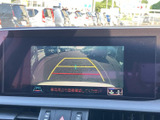 駐車時の後方確認をサポート。安全でスムーズな後退を可能にします。狭い場所でも安心して駐車できます。