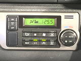 【オートエアコン】一度お好みの温度に設定すれば、車内の温度を検知し風量や温度を自動で調整。暑い&hellip;寒い&hellip;と何度もスイッチ操作をする必要はありません。快適な車内空間には必須の機能ですね♪