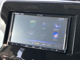 多彩な機能が搭載されたナビオーディオは、目的地設定や音楽再生をスムーズに行えます。快適なドライブをサポートする頼もしいアイテムです。