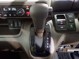 オートマチックシフトレバーは、手になじみ操作しやすい形状で安全運転にもつながります♪