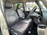 運転席はひじ掛けが付いてリラックスして運転ができます