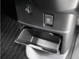 ◆センターロアボックス◆インパネ中央の下部には、ごみ箱としても使用する事ができるセンターロアボックスを装備しております。