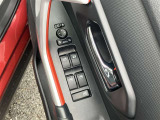 運転席扉内側部分です。【パワーウィンドウ】で窓の開け閉めもラクラクですね!