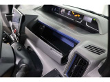 スッキリしまうことのできる運転席アッパーボックスがあります!