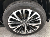 【純正アルミホイール】です!車両デザインに合わせてホイールをデザインしているため、見た目にもカッコイイアルミホイール♪洗車もラクチンで錆びません。