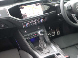 内装はシンプルに使い勝手を考え作られています。お車を運転する感覚をダイレクトに体感して頂けます。室内も広くロングドライブにも快適にお過ごしいただけます。