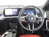 BMWのステアリングは、走行中でも安心して操作が行えるように右側にオーディオ関連、左側にオートクルーズに関するボタンを配置しています。ハンドル径も操作がし易いように計算して作られています。