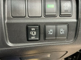 両側電動スライドドアは、どちら側からでも楽に乗り降り可能です。狭い駐車場や雨の日でも快適で、ファミリーカーとして特に重宝される装備です。