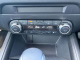 人それぞれ温度の感じ方はいろいろ。こちらのお車は運転席と助手席それぞれに温度設定のできるフルオートエアコンを標準装備。季節やシーンを問わず快適な室内環境を提供します。