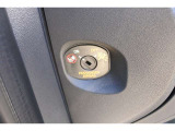 助手席エアバッグ・カットオフスイッチ。ベビーシートなどを使用したときなどに、安全のために使います。
