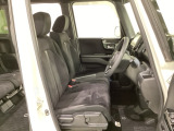 女性でも運転がしやすいように、シートの高さ調整機能(シートリフター)がついています。運転席と助手席の間が空いている為、助手席側への移動がスムーズです。交通量の多い道でも助手席側から乗り降りができます。