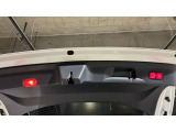 ドアハンドルには握りやすいグリップ形状が採用されています。万一の事故の際など、車内に残された乗員を救出する為、外部からドアを開けやすいようになっています。