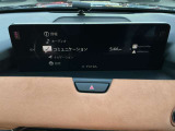 マツダ車のインフォテイメントシステムであるマツダコネクトは、ダッシュボード中央の上部にあり、運転中の視線移動を最小限に抑えることで物理的な脇見と意識の脇見を抑制。安全運転に寄与します。