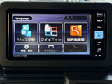 使いやすいインターフェースで、快適なドライブをサポート。目的地設定や音楽再生もスムーズに行えます。