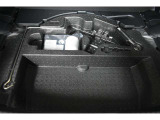 リアサブトランクは床板(ラゲッジボード)を持ち上げると現れる、洗剤や工具、緊急用品などを隠して収納できる便利な機能です。