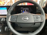 【プロパイロット】高速道路走行時にアクセル・ブレーキ・ステアリングを車両が制御する事で、渋滞時のイライラやロングドライブのストレス軽減に繋がります。運転支援システムとしてご利用頂けます。