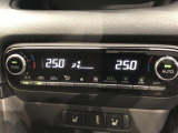 運転席、助手席別々に温度設定ができるデュアルエアコン装備です。男性が暑いと感じても、女性は寒いと感じる、そんな時の車内温度を別々に調節できるので、ストレスなくドライブをお楽しみいただけます。