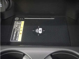 センターコンソールトレーはワイヤレス充電器(Qi(チー)規格)となっており、対応機種を置いておくだけで充電可能です。