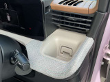 乗車中にホッと一息、ドリンクホルダーもありますよ!