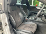 人間工学に基づいて設計されたシートは車のもっているドライビングフィールを存分にドライバーに伝えてくれるクオリティの高い仕上がりとなっています。