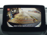 モニターに後方の映像と予測進路線が表示されるので、後退時の状況確認がより容易になります。これにより、駐車時のステアリング操作が明確になり、狭い場所でもスムーズな駐車をサポートします。