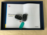 メンテナンスノート【点検整備記録簿・保証書】、取説も揃ってます。スマートキーはバッグなどにしまったままボタン操作でエンジン始動・停止やハイブリッドシステムの起動や停止ができて大変便利です