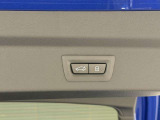 【電動テールゲート】オートマアチックトランクリッドオペレーションが装備されています。両手が塞がっている時でも、スマートキーを身につけていればハンズフリーで開閉可能です。