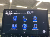 ナビや電話、カメラ、オーディオなどのメニューを画面から選べる構成です。目的の機能をアイコンで探しやすく、日々の移動や駐車時にも役立つ装備がまとまっています。