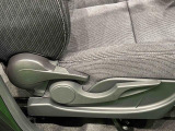 運転者の体格に合わせて運転席の座面の高さ調整ができるシートリフターが付いてます