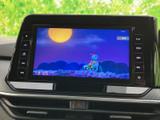 画面にはテレビ映像が表示され、停車中に映像を視聴したい場面で活用できます。画面サイズも見やすく、休憩時間などに車内でテレビを楽しめる装備として、日常に彩りを添えます。