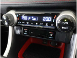 左右独立温度コントロールフルオートエアコンです。運転席、助手席それぞれで独立して温度設定ができます。冷え性の方が乗っても安心ですね♪