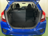 リアシートを前方に倒せば、つり道具など長尺物も収納可能です。左右別々で倒せる2分割式です