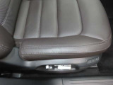 運転席の電動パワーシートとシートメモリーも付いています。