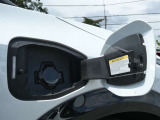 普通充電用の充電口は運転席側のフロントフェンダーにあります。