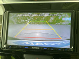 後退時には、映像を鮮明に映し出し、安全確認をサポートします。駐車場での出し入れをスムーズに行えます。