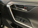 運転席ドアにパワーウインドウ開閉スイッチとウインドウロック・ドアロックスイッチと電動格納式ドアミラー操作スイッチ及び運転席パワーシートのポジションメモリースイッチが付いています。